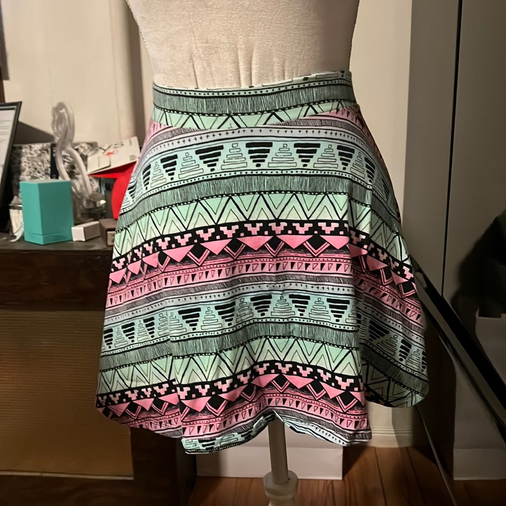 PINK Victoria’s Secret small Aztec print mini skirt